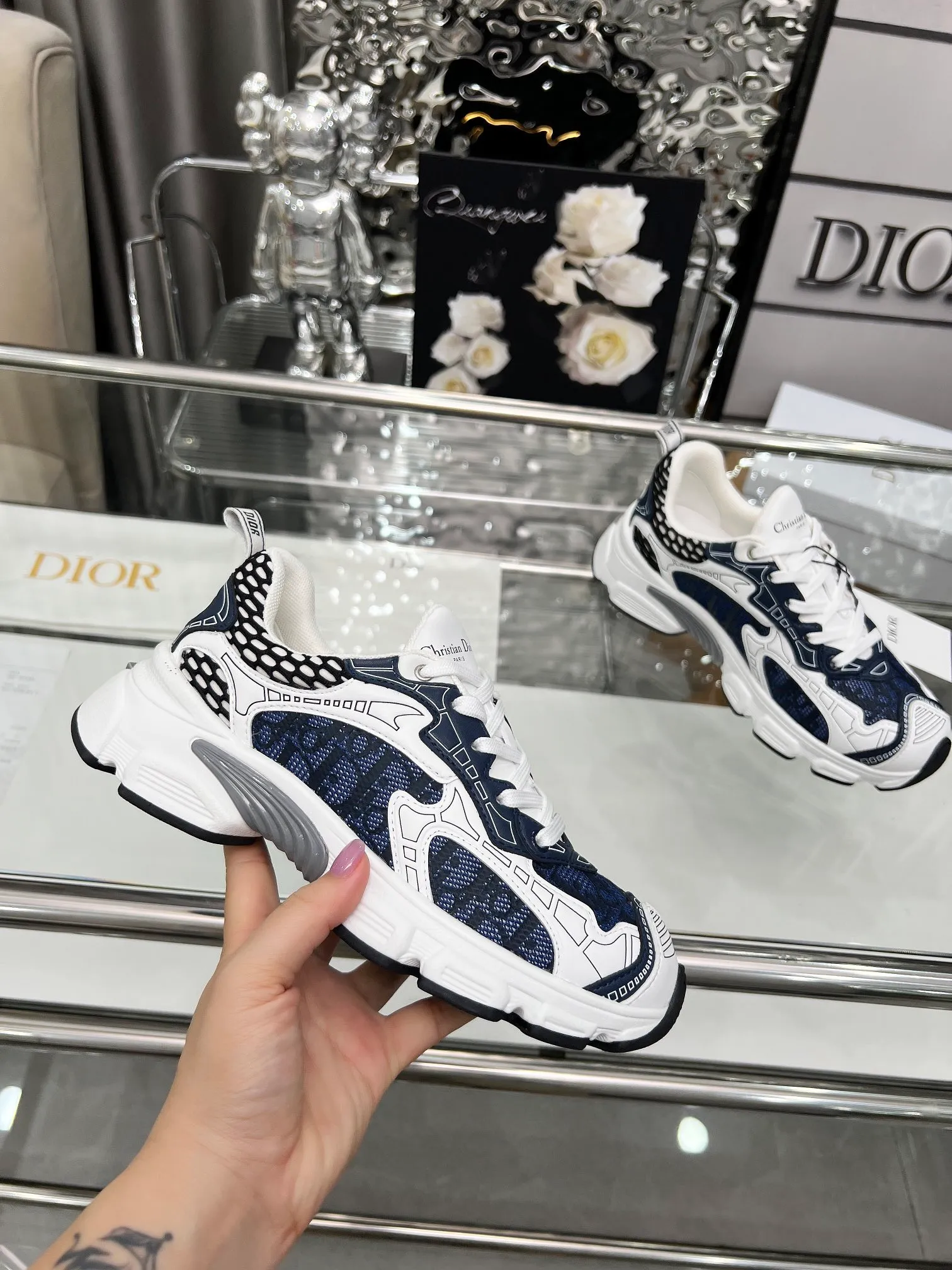 P560🐮🐮The official website of Dijia's new colors has been updated simultaneously [Celebration] This Dior Vibe sneaker incorporates Dior's high-end spirit and reinterprets classic running shoes. White mesh fabric features an Oblique print and is paired with laminated leather-effect panels in gold and silver tones for a contrasting look. It is further embellished with classic details such as 3D effect details, the lucky star symbol on the rear, and the logo on the tongue and rear pull tab. The lightweight sole is embellished with gray stars, complementing a variety of casual or elegant pieces for a modern look. Size: Women’s size 35-41 (35/42 can be customized) Men’s size 40-46 (39/46 can be customized)